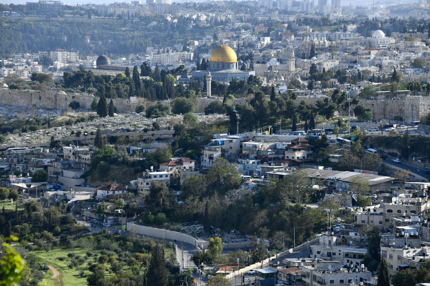 יהודים מתפללים ב'הר הצופים' מול מקום המקדש - חוה"מ פסח