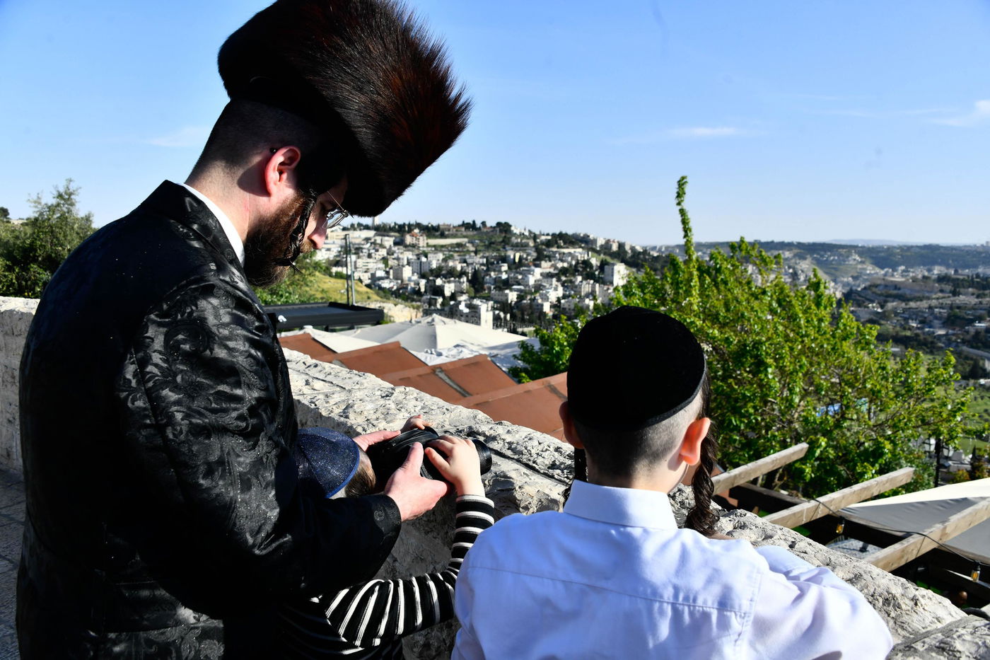 יהודים מתפללים ב'הר הצופים' מול מקום המקדש - חוה"מ פסח