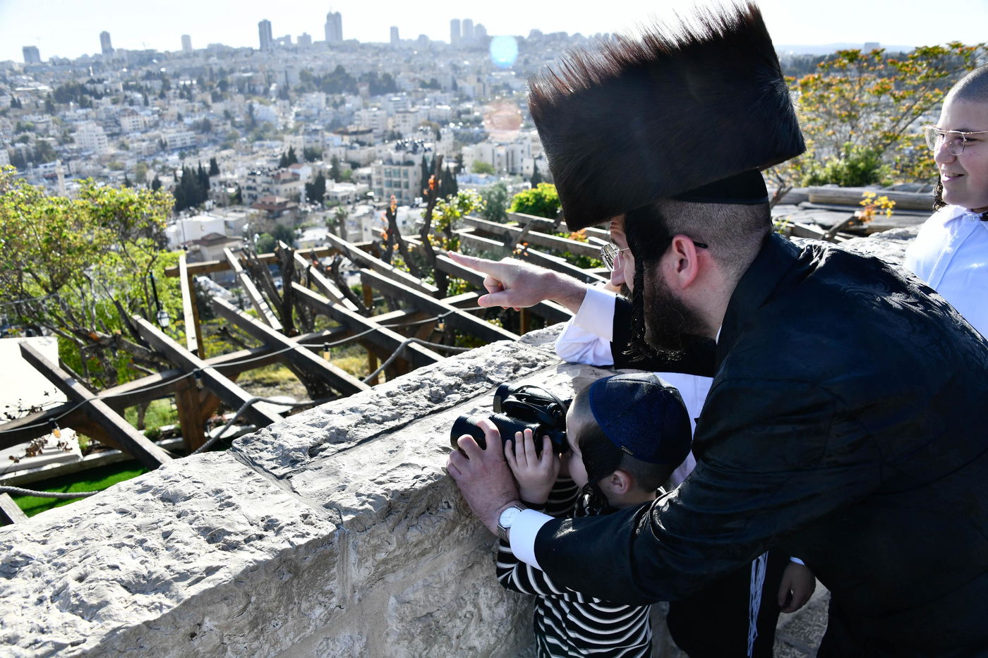 יהודים מתפללים ב'הר הצופים' מול מקום המקדש - חוה"מ פסח