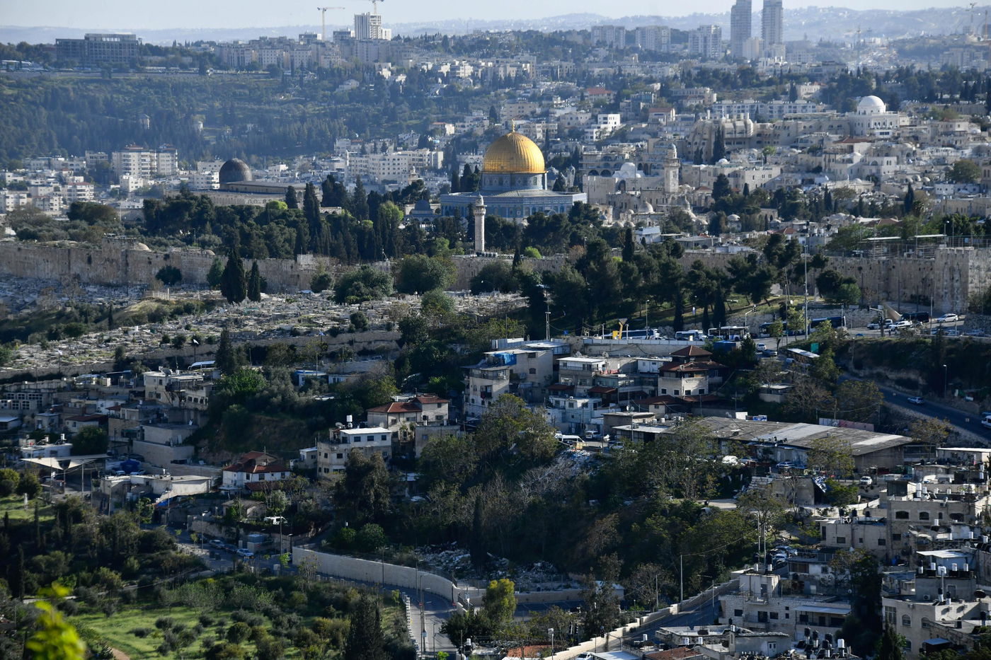 יהודים מתפללים ב'הר הצופים' מול מקום המקדש - חוה"מ פסח