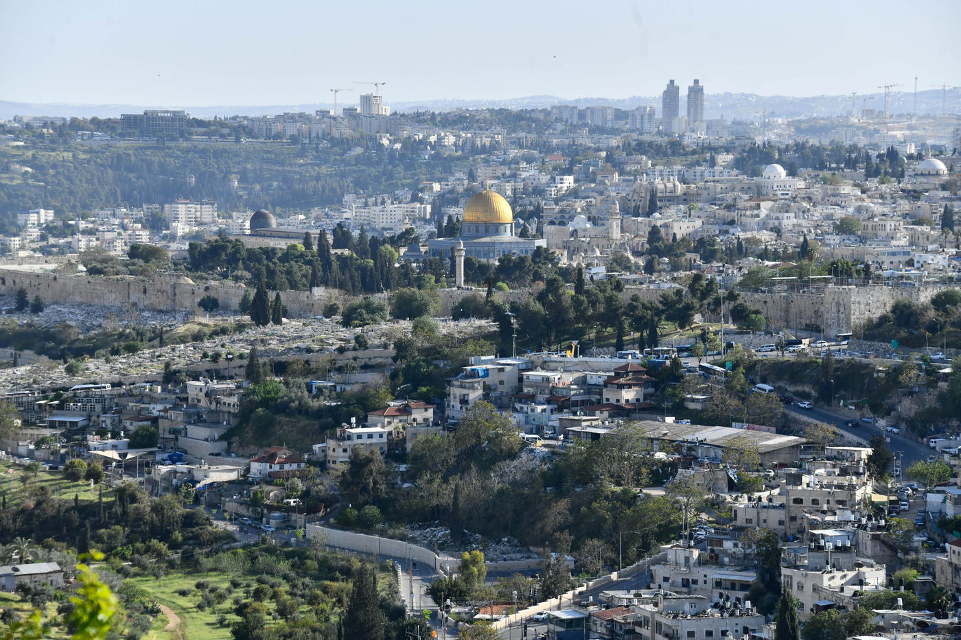 יהודים מתפללים ב'הר הצופים' מול מקום המקדש - חוה"מ פסח