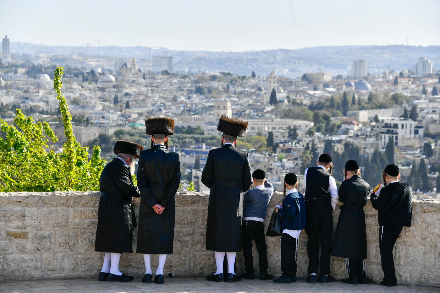 יהודים מתפללים ב'הר הצופים' מול מקום המקדש - חוה"מ פסח