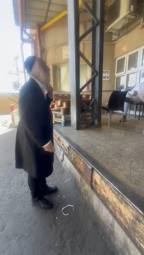 הרב שטרנבוך מקבל את התשובה המחרידה שעושים כאן רק 'לחם'