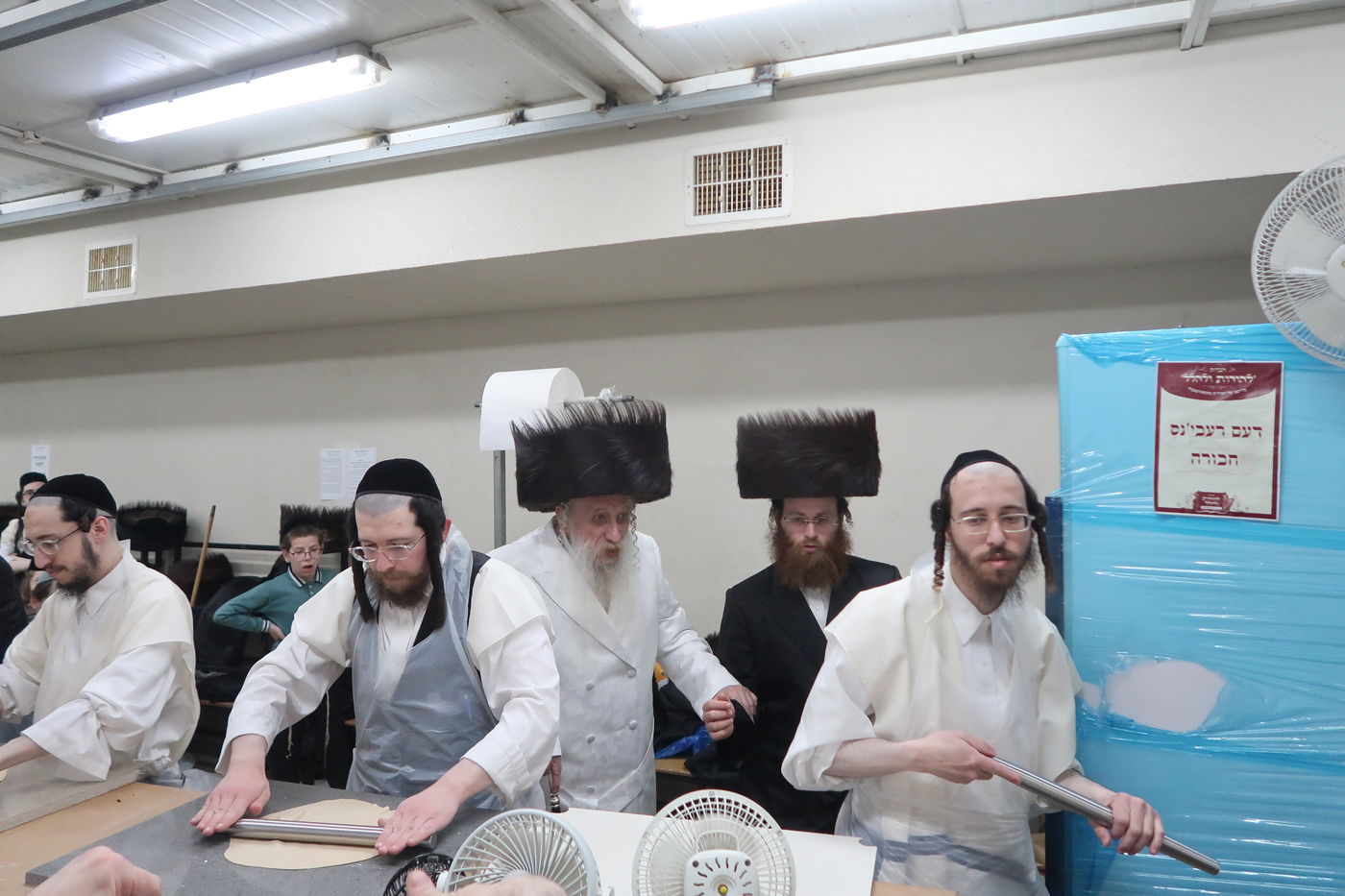 האדמו"ר מטשארנוביל באפיית מצות