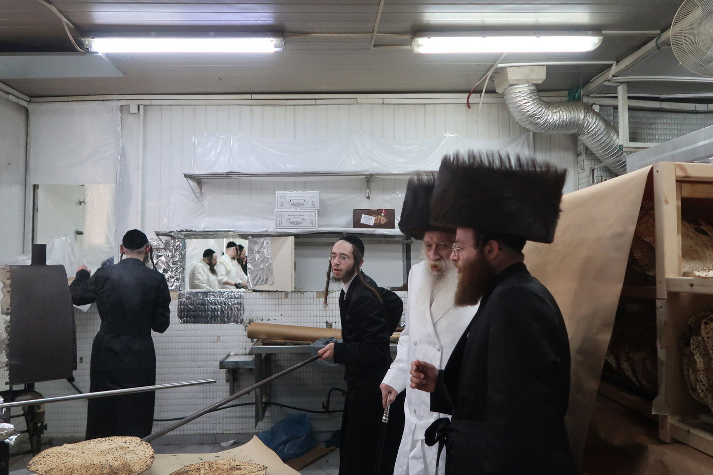 האדמו"ר מטשארנוביל באפיית מצות