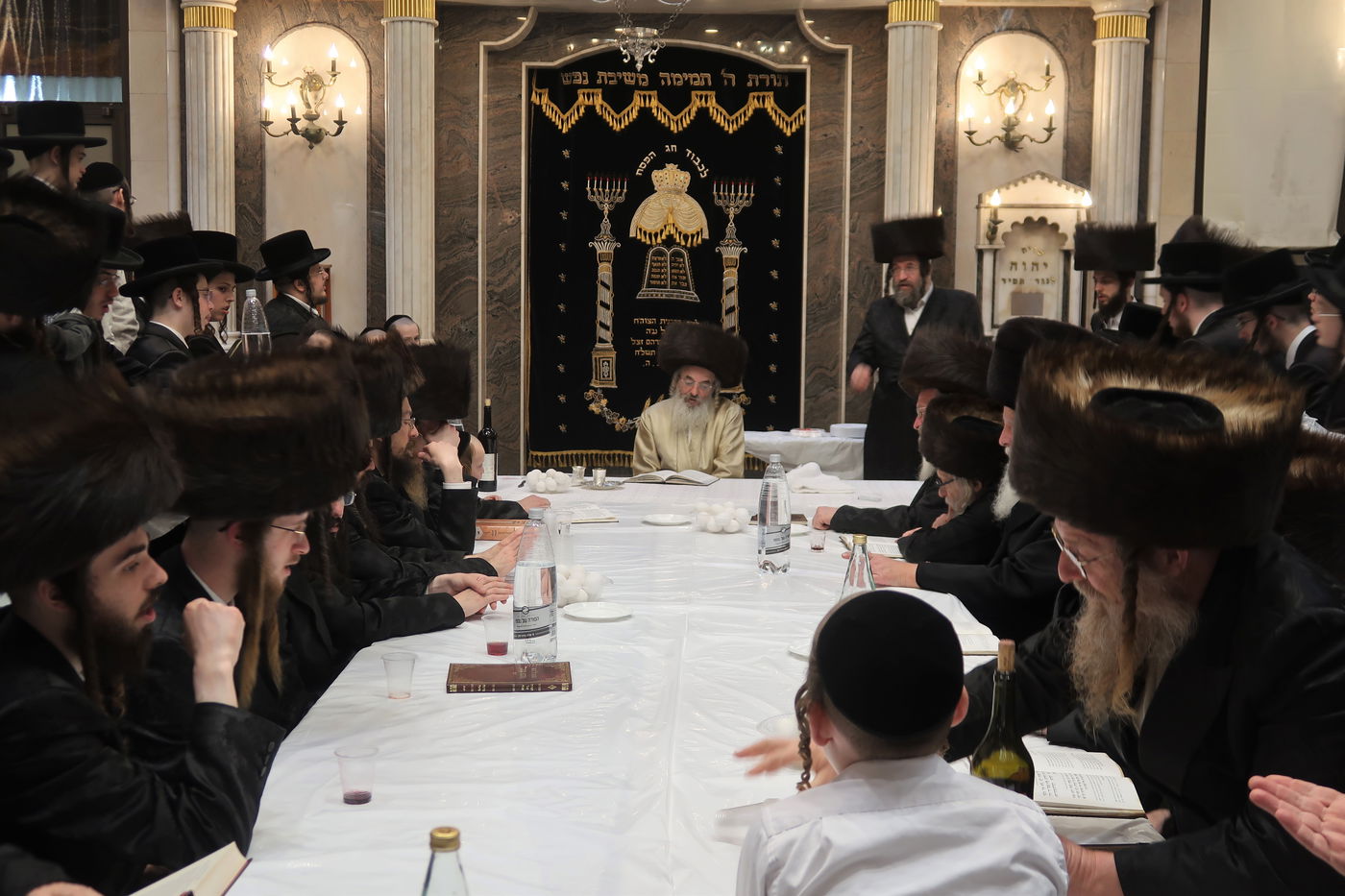 האדמו"ר מלעלוב בטיש חוה"מ פסח