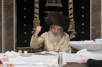 האדמו"ר מלעלוב בטיש חוה"מ פסח