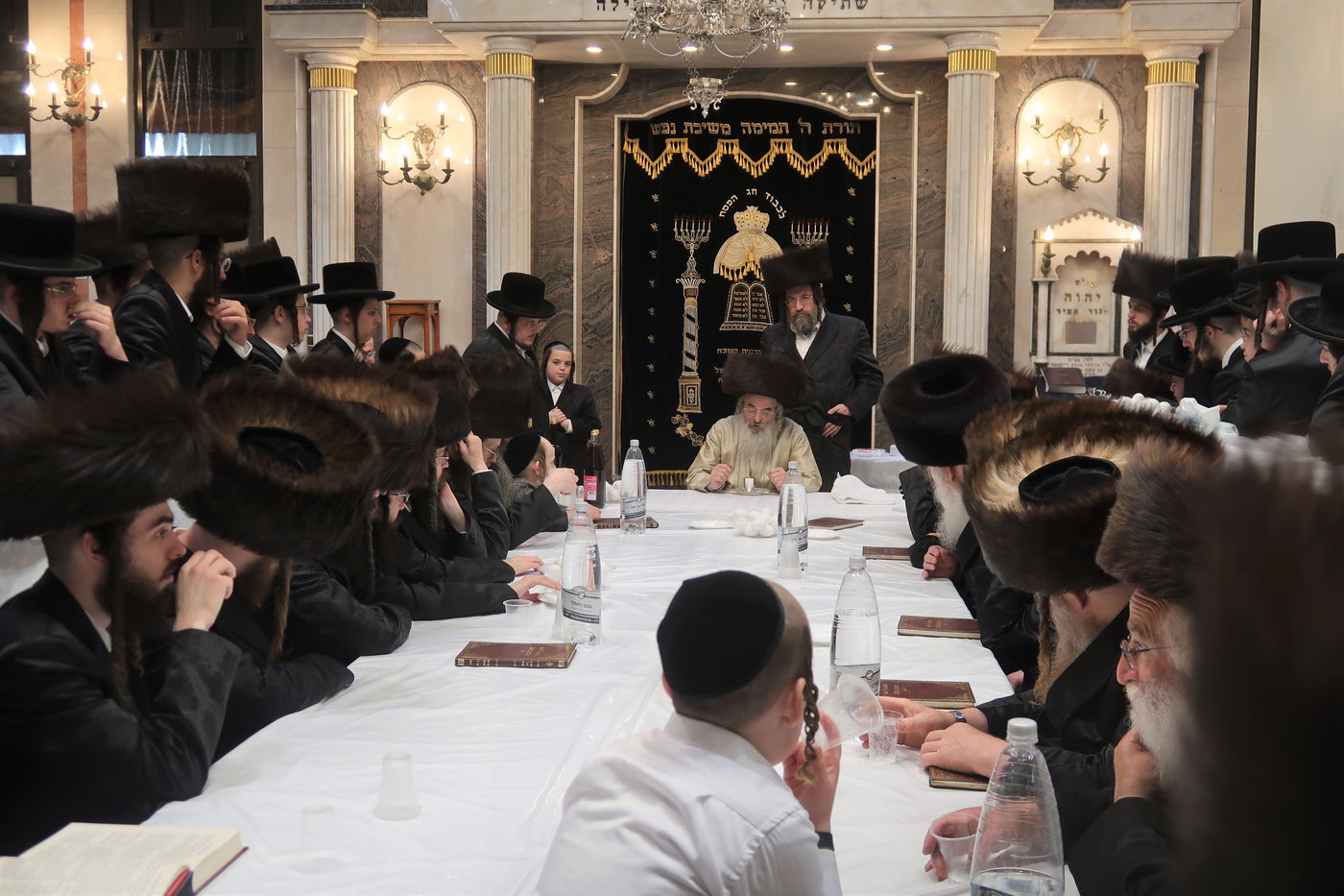 האדמו"ר מלעלוב בטיש חוה"מ פסח