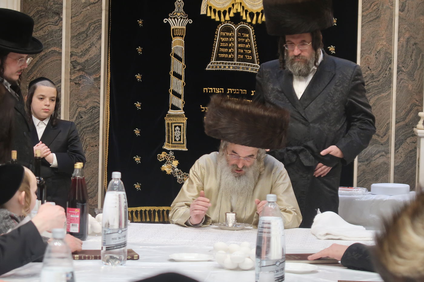 האדמו"ר מלעלוב בטיש חוה"מ פסח