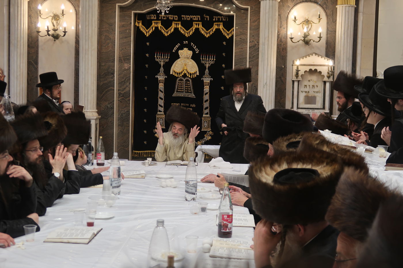 האדמו"ר מלעלוב בטיש חוה"מ פסח