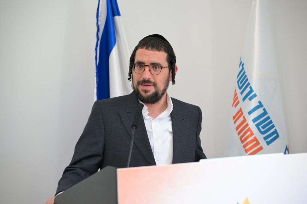 אלובוים בנאום בפני עובדי משרדו