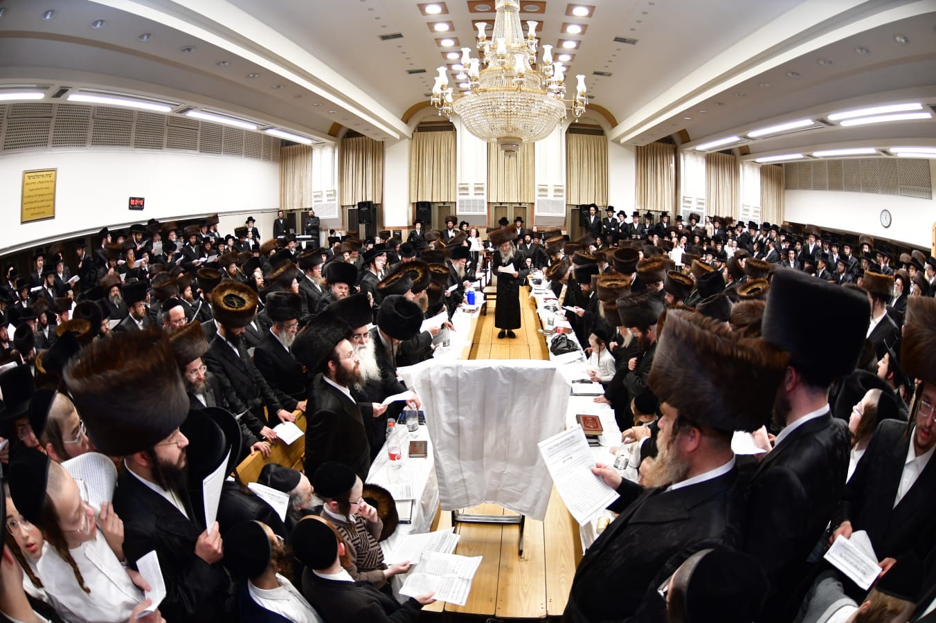 הרה"צ רבי אלימלך בידרמן בחול המועד פסח באשדוד