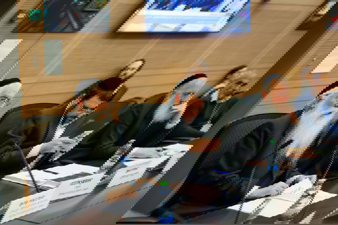 לצידו של השר בדיון בכנסת ישראל 