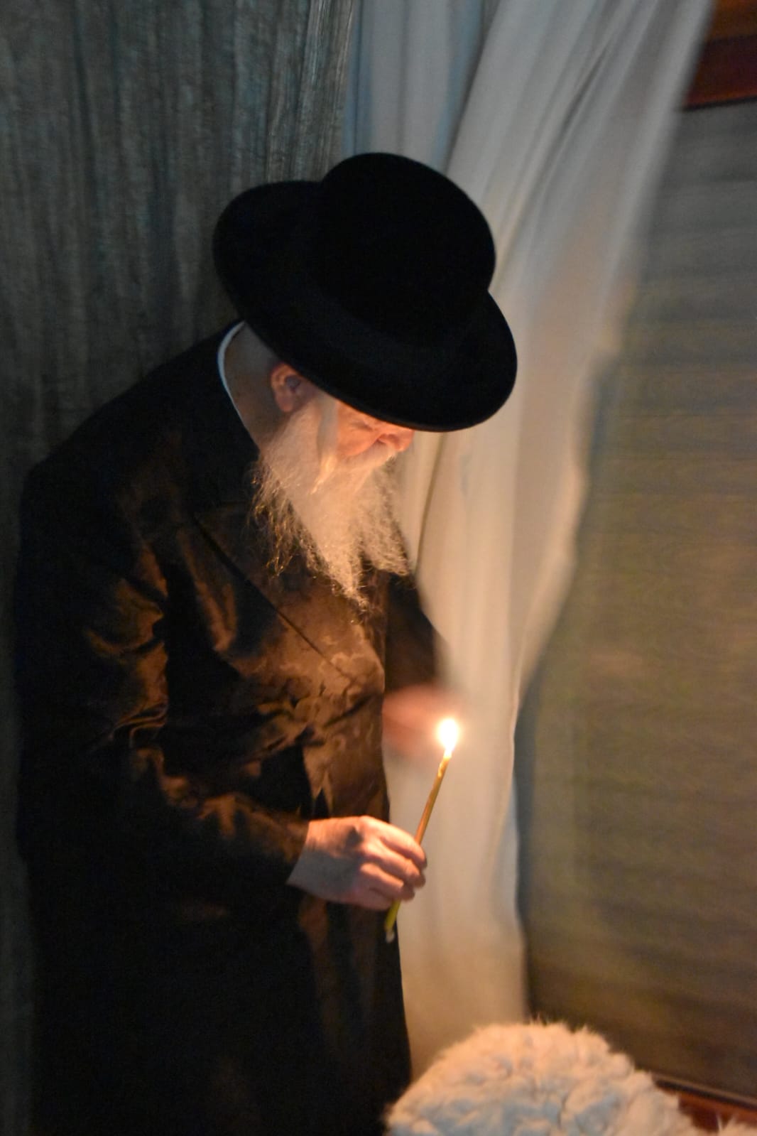 הגאון רבי יצחק דוד גרוסמן בבדיקת חמץ