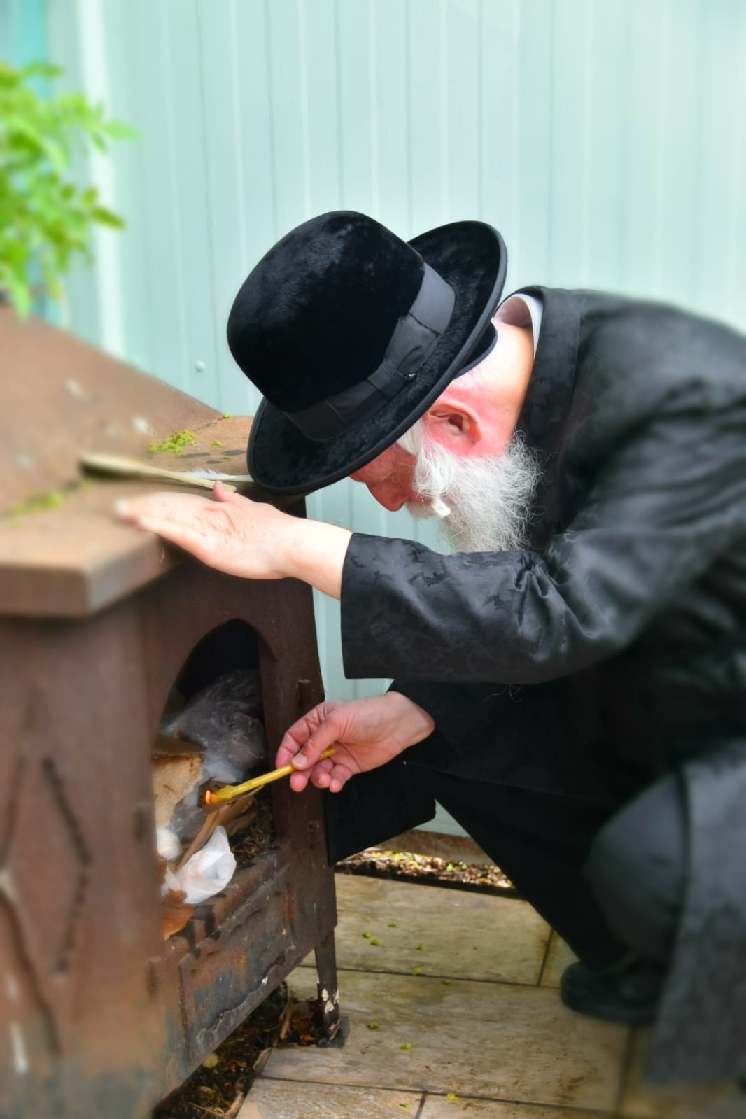 הגאון רבי יצחק דוד גרוסמן בבדיקת חמץ