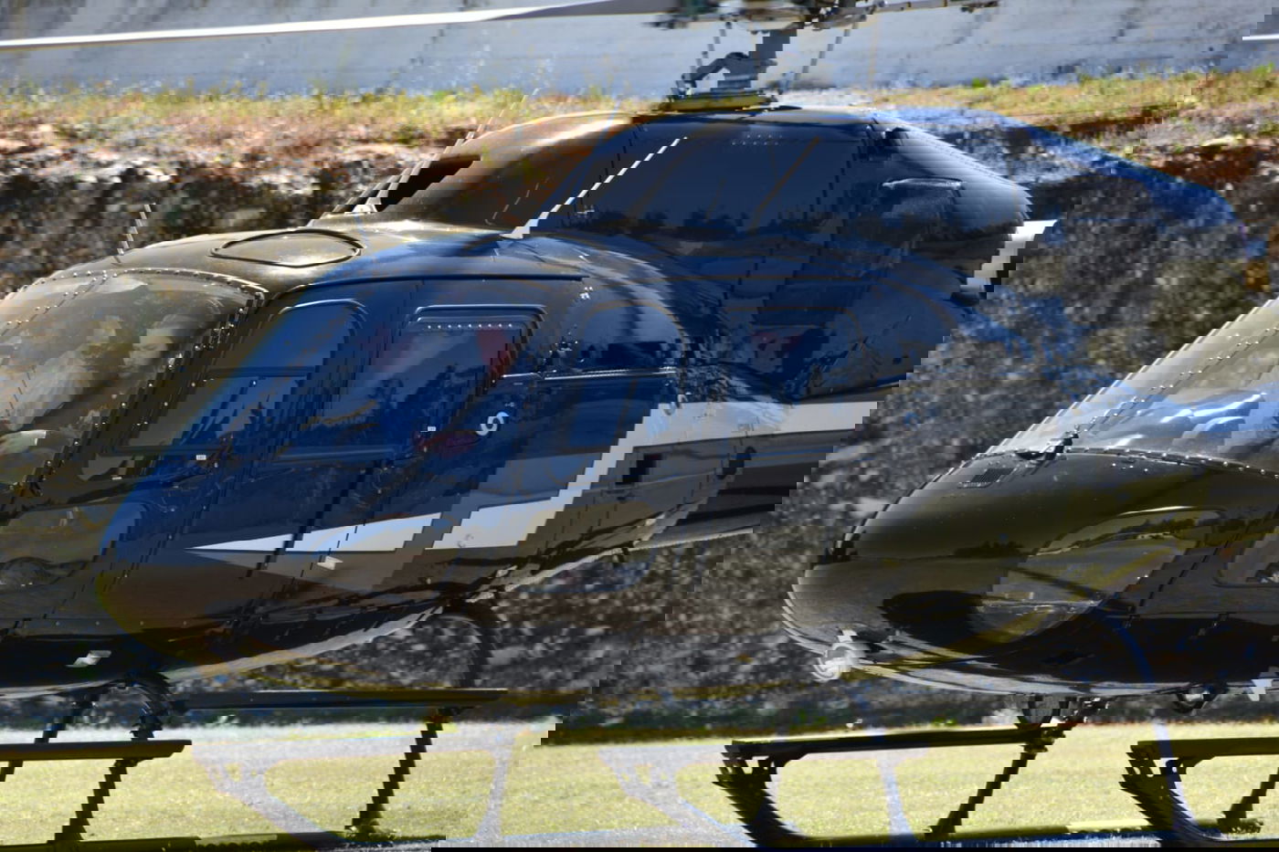 הגאון רבי יצחק דוד גרוסמן בטיסה במסוק לשיעורי חיזוק במהלך החג