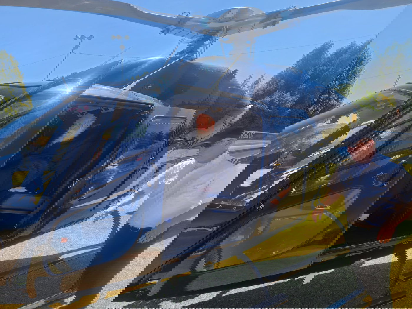 הגאון רבי יצחק דוד גרוסמן בטיסה במסוק לשיעורי חיזוק במהלך החג