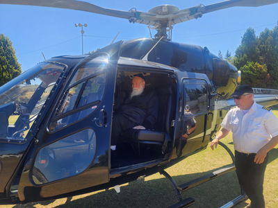 הגאון רבי יצחק דוד גרוסמן בטיסה במסוק לשיעורי חיזוק במהלך החג