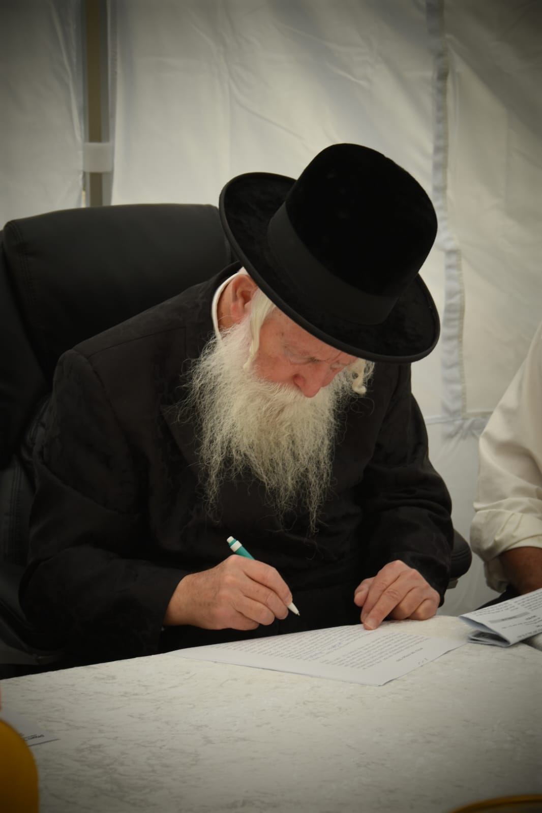 הגאון רבי יצחק דוד גרוסמן במכירת חמץ