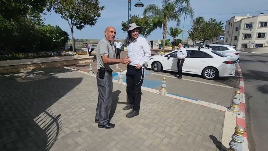 תיעוד מסיור שהוביל ישראל שפירא בערב פסח קבוצת מטיילים חרדים בכפר עג'ר