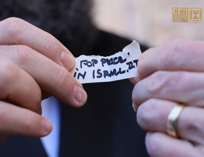 טראמפ שלח: מה כתוב בפתק שהטמין השגריר בכותל?