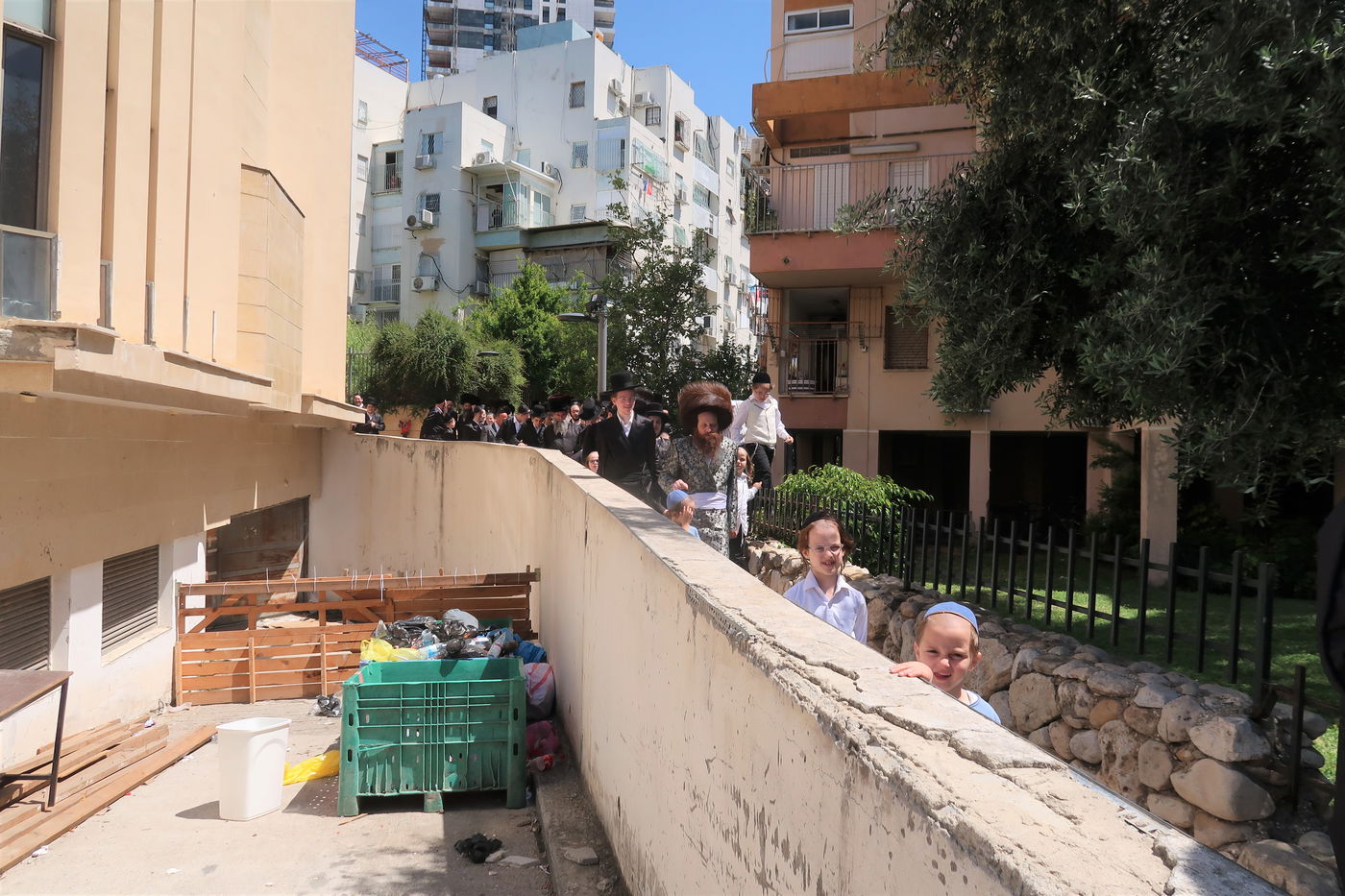 האדמו"ר ממיאלען בברכת האילנות