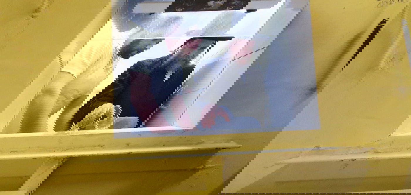 הרה"צ רבי יעקב מרדכי הגר באפיית מצות לאביו האדמו"ר מויז'ניץ