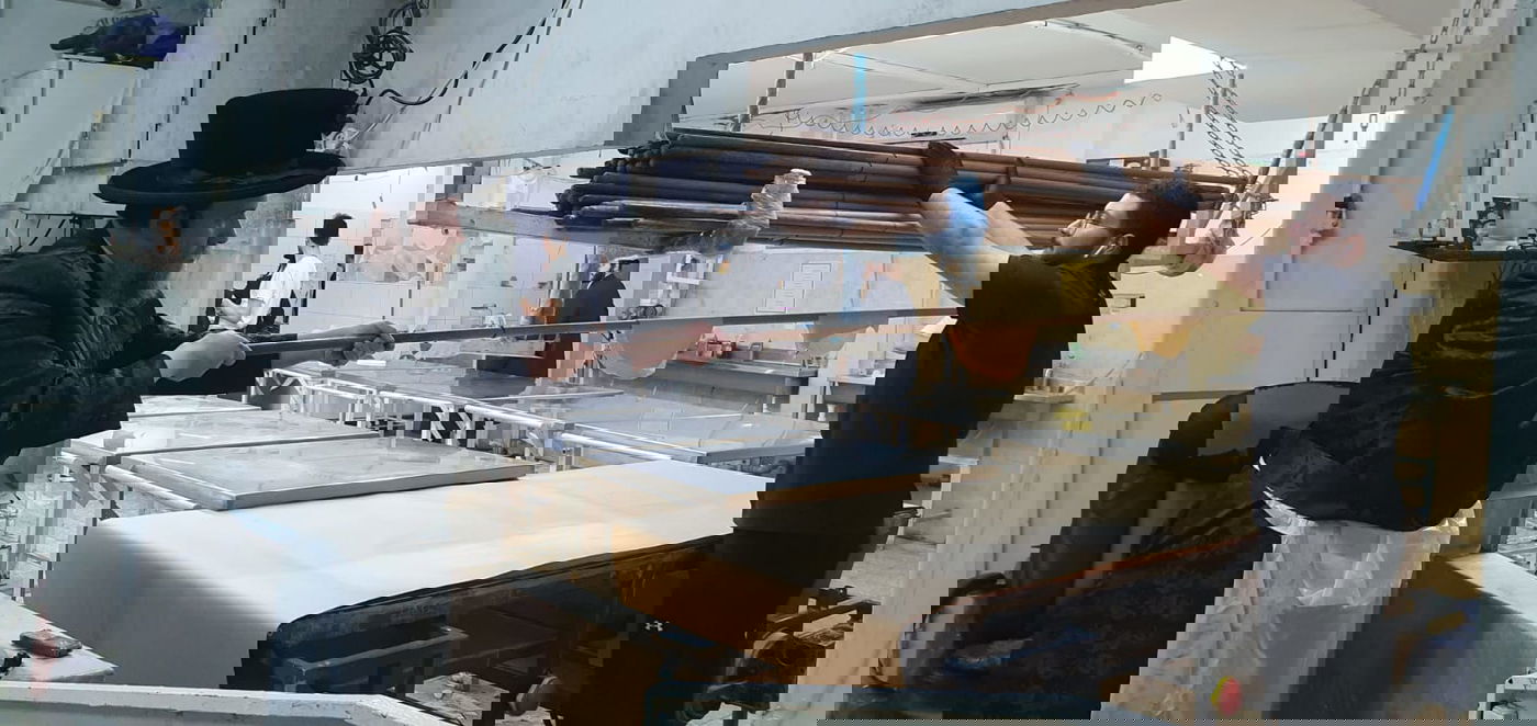 הרה"צ רבי יעקב מרדכי הגר באפיית מצות לאביו האדמו"ר מויז'ניץ