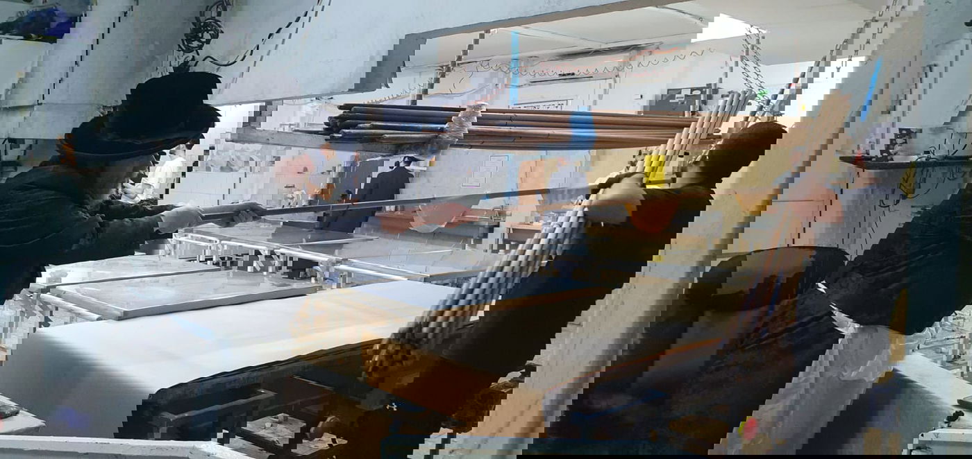 הרה"צ רבי יעקב מרדכי הגר באפיית מצות לאביו האדמו"ר מויז'ניץ