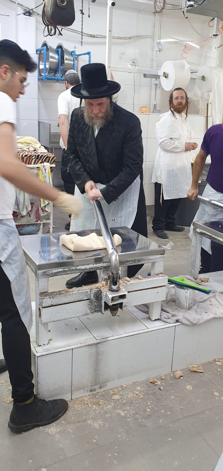 הרה"צ רבי יעקב מרדכי הגר באפיית מצות לאביו האדמו"ר מויז'ניץ