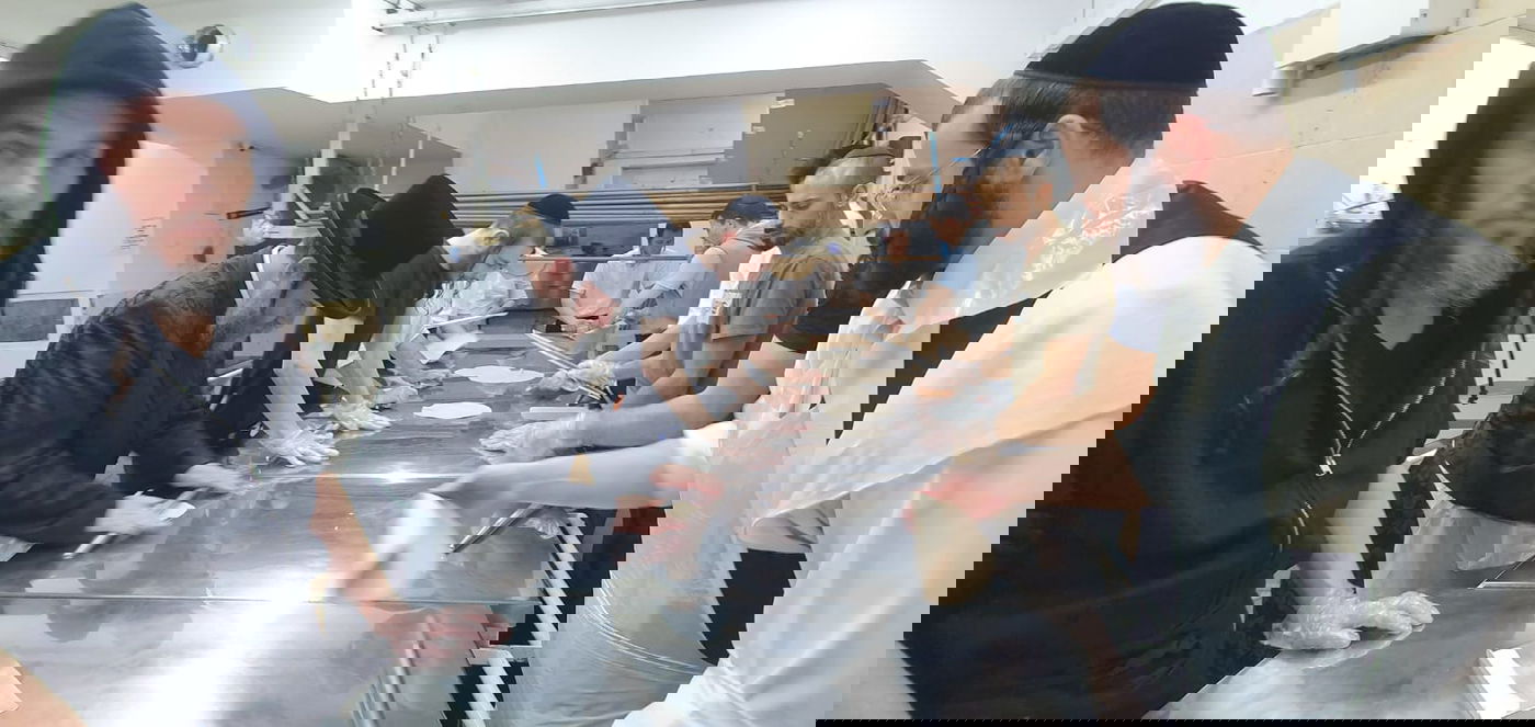 הרה"צ רבי יעקב מרדכי הגר באפיית מצות לאביו האדמו"ר מויז'ניץ