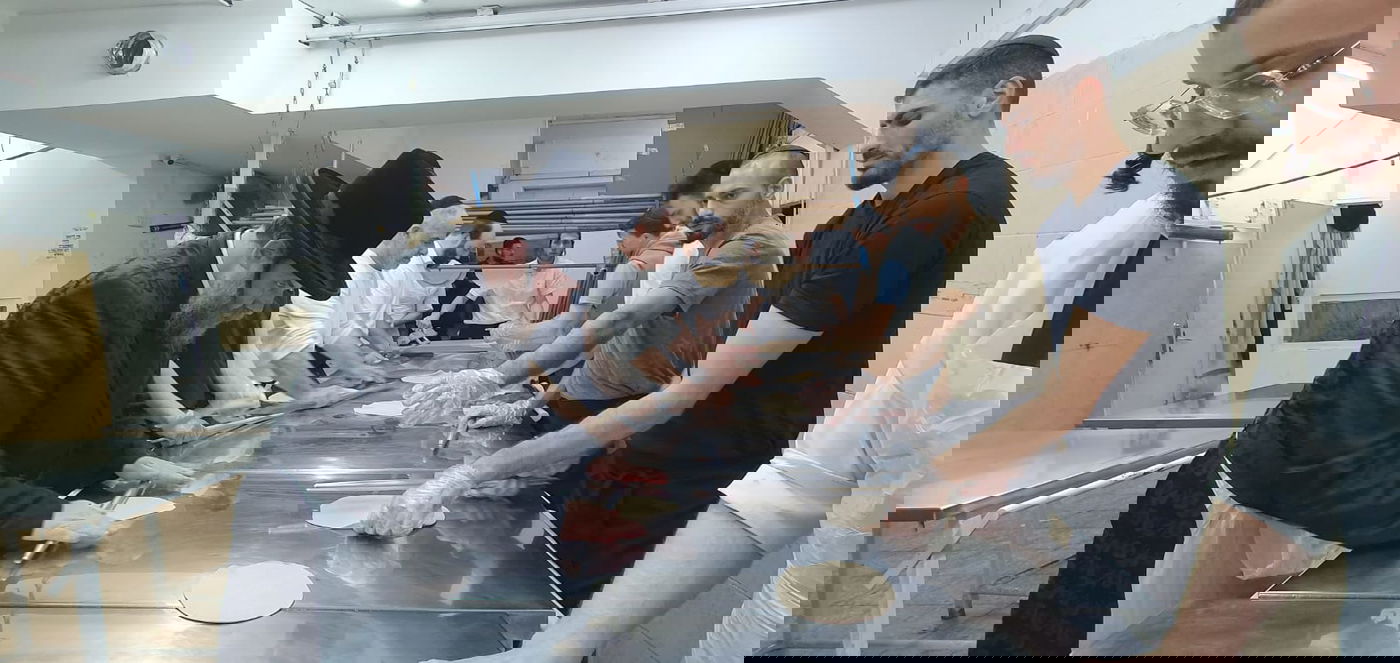 הרה"צ רבי יעקב מרדכי הגר באפיית מצות לאביו האדמו"ר מויז'ניץ