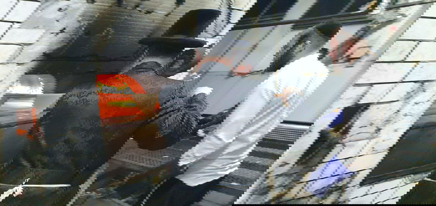 הרה"צ רבי יעקב מרדכי הגר באפיית מצות לאביו האדמו"ר מויז'ניץ