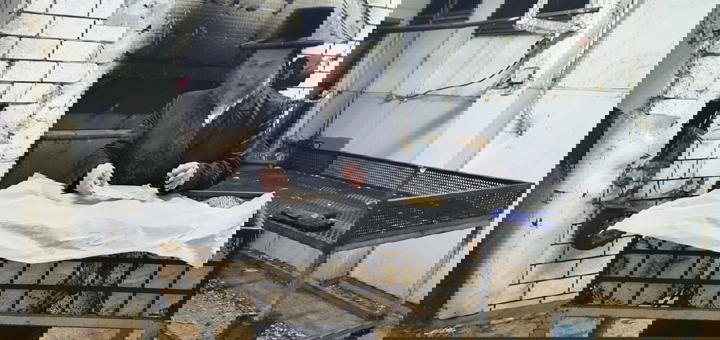 הרה"צ רבי יעקב מרדכי הגר באפיית מצות לאביו האדמו"ר מויז'ניץ