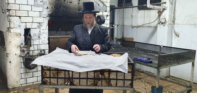 הרה"צ רבי יעקב מרדכי הגר באפיית מצות לאביו האדמו"ר מויז'ניץ