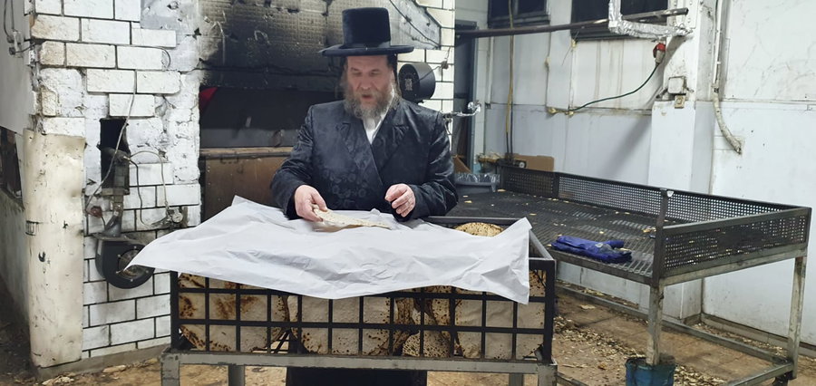 הרה"צ רבי יעקב מרדכי הגר באפיית מצות לאביו האדמו"ר מויז'ניץ