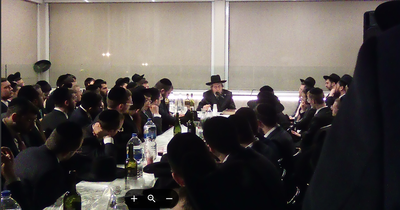 המשגיח רבי חיים יצחק קפלן עם תלמידים