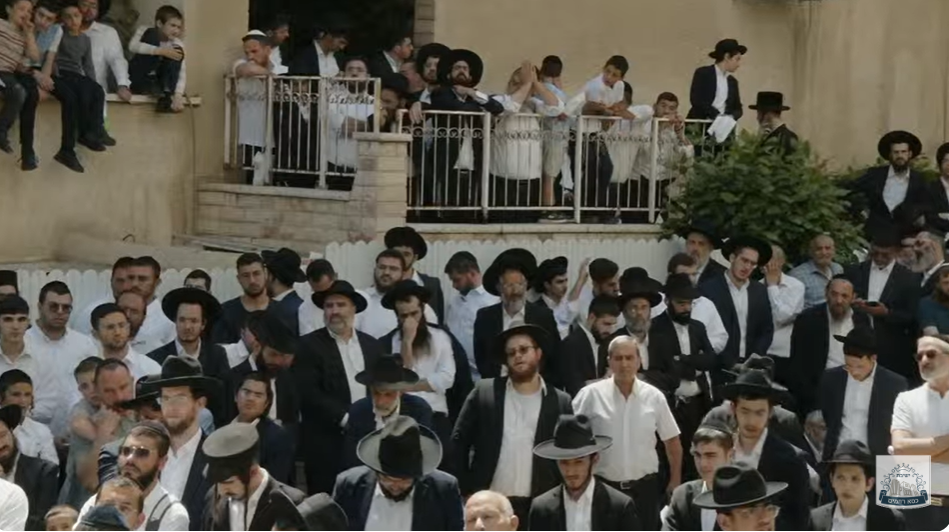 ההמונים  הכואבים בהלויה 