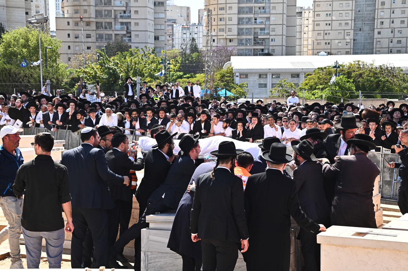מסע הלויית הגאון רבי מאיר מאזוז זצ"ל