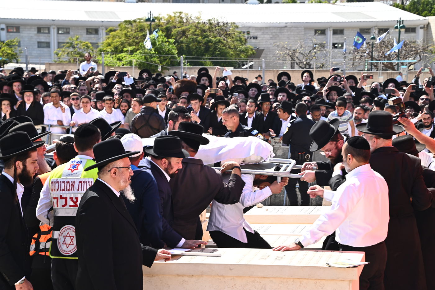 מסע הלויית הגאון רבי מאיר מאזוז זצ"ל