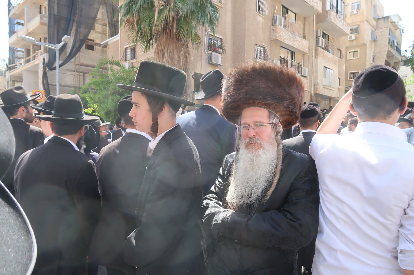 הגה"צ רבי אהרן דוד רוזנבוים מנדבורנה במסע ההלויה