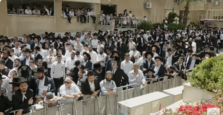 ההמונים הכואבים בהלויה