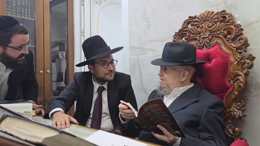 ההיסטוריון ישראל שפירא במעונו של הגר"מ מאזוז זצ"ל, בחג סוכות האחרון