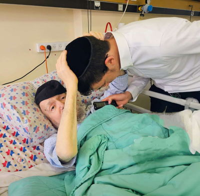 ראש הישיבה זצ"ל מברך את נכדו