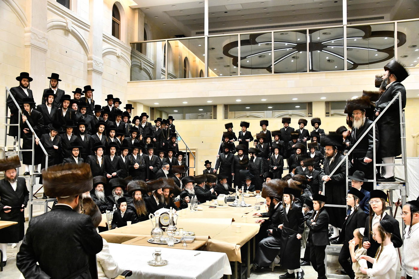 טיש נעילת החג בחצה"ק פרמישלאן