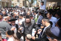 שרולי הגר מחלק מים בהלוויה