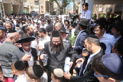 שרולי הגר מחלק מים בהלוויה