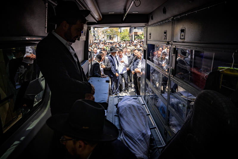 רחובות אבלים: רגעים כאובים מהלווייתו של הרב מאזוז