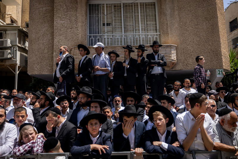 רחובות אבלים: רגעים כאובים מהלווייתו של הרב מאזוז