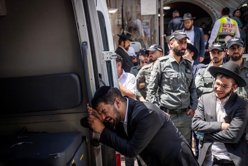 רחובות אבלים: רגעים כאובים מהלווייתו של הרב מאזוז